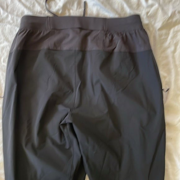 Lululemon Men's Black Jogger Pants - Picture 5 of 8